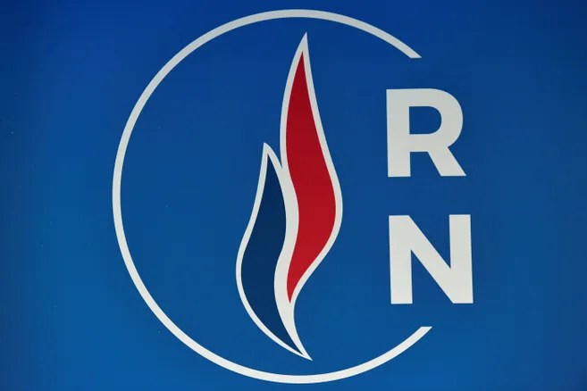 Logo du Rassemblement national sur fond bleu